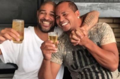 Aloísio e Adriano Imperador bebendo cerveja juntos