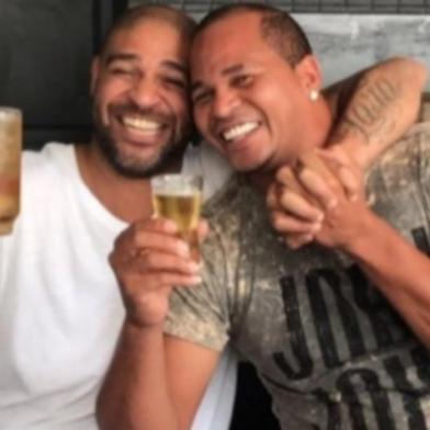 Aloísio e Adriano Imperador bebendo cerveja juntos