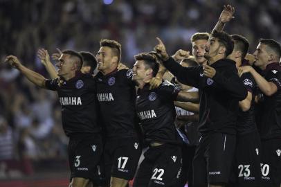 Players of Argentinas Lanus celebrate after defeating Argentinas River Plate 4-2 during their Copa Libertadores semifinal second leg football match and qualifying to the final, in Lanus, on the outskirts of Buenos Aires, on October 31, 2017. / AFP PHOTO / Juan MABROMATA