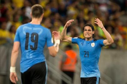 Brasil enfrenta o Uruguai na Arena Pernanbuco. Partida é válida pela 5ª rodada das Eliminatórias da Copa. Na foto, Cavani