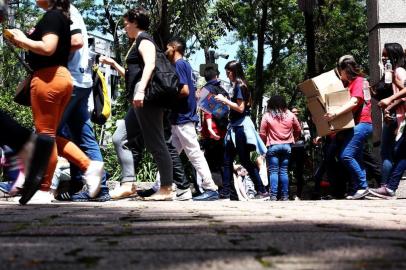  

PORTO ALEGRE, RS, BRASIL, 05-11-2017. Estudantes no primeiro dia do Exame Nacional do Ensino Médio (ENEM) no campus da PUC RS. (JEFFERSON BOTEGA/AGÊNCIA RBS)