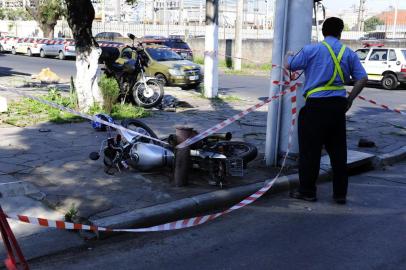 Acidente com morte entre carro e moto na esquina das avenidas Brasil e Pará, em Porto Alegre