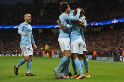  

Manchester Citys English midfielder Raheem Sterling (R) celebrates scoring the opening goal  during the UEFA Champions League Group F football match between Manchester City and Napoli at the Etihad Stadium in Manchester, north west England, on October 17, 2017. / AFP PHOTO / 

Editoria: SPO
Local: Manchester
Indexador: PAUL ELLIS
Secao: soccer
Fonte: AFP
Fotógrafo: STF