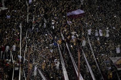 Fans of Argentinas team Lanus cheer for their team during the Copa Libertadores semifinal second leg football match against Argentinas River Plate in Lanus, on the outskirts of Buenos Aires, on October 31, 2017. / AFP PHOTO / Eitan ABRAMOVICH