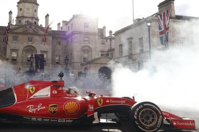 Carros de Fórmula 1 passearam pelas ruas do centro de Londres, nesta quarta-feira, para promover o Grande Prêmio da Grã Bretanha, no próximo domingo.
A iniciativa F1 Live London, organizada pela Liberty Media, nova proprietária da categoria, colocou a maioria dos pilotos do circuito dentro do cockpit em um pequeno circuito de Whitehall até a Trafalgar Square.
