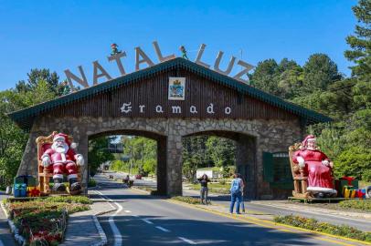 23_10_2017_32Natal Luz de Gramado - Making Of da montagem. Foto Cleiton Thiele/SerraPressNa foto, o pórtico de entrada da cidade decorado.