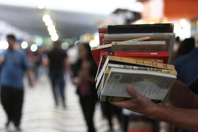  

PORTO ALEGRE, RS, BRASIL - 07/11/2017 - Ambiental da Feira do Livro nesta terça-feira de sol em Porto Alegre. (Jefferson Botega/Agência RBS)
Indexador: Jefferson Botega