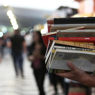  PORTO ALEGRE, RS, BRASIL - 07/11/2017 - Ambiental da Feira do Livro nesta terça-feira de sol em Porto Alegre. (Jefferson Botega/Agência RBS)Indexador: Jefferson Botega