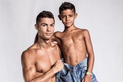 Cristiano Ronaldo e seu filho pousam para marca de roupas do jogador