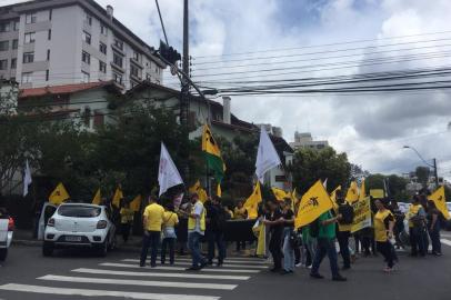 Servidores do Estado ligado ao Sindicato dos Técnicos Científicos do Rio Grande do Sul (Sintergs) protestou em frente à casa do governador José Ivo Sartori nesta quinta-feira (9).