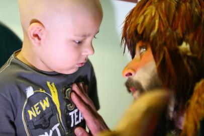  

PORTO ALEGRE - BRASIL - Em uma ação da calçados Ortopé, o espetáculo Korvatunturi vai visitar os quartos no Hospital da Criança Santo Antônio para distribuir presentes. A criadora da Careca TV também estará presente. (FOTO: LAURO ALVES)