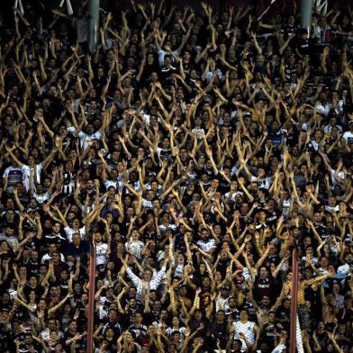 Argentinas Lanus supporters cheer for their team during the Copa Libertadores 2017 semifinal second leg football match against Argentinas River Plate at Lanus stadium in Buenos Aires outskirts, Argentina, on October 31, 2017. / AFP PHOTO / EITAN ABRAMOVICH
