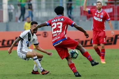 Jogador Renê Junior, do Bahia, jogando contra a Ponte Preta