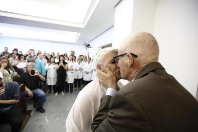 PORTO ALEGRE, RS, BRASIL - Pedro Renato Klagenberg (54 anos) está com câncer e em fase de cuidados paliativos, ele casou-se no Hospital Santa Rita, na Santa Casa, com a companheira Erli de Fátima Lavarde Ribeiro (52 anos), com quem vivia a 34 anos.
Indexador: Jefferson Botega