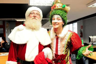  CAXIAS DO SUL, RS, BRASIL, 08/11/2017. Papai Noel e assistente Sky visitam Pioneiro. (Diogo Sallaberry/Agência RBS)