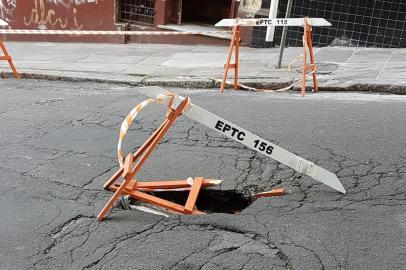 Um buraco na Rua Marechal Floriano Peixoto, entre as vias Duque de Caxias e Fernando Machado, no bairro Centro Histórico, em Porto Alegre, está atrapalhando a mobilidade dos motoristas que transitam pela região. Um cavalete foi colocado bem no meio da via para sinalizar o problema.
