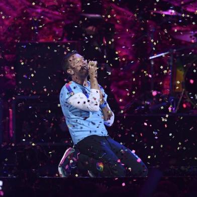 Chris Martin from Coldplay performs with The Chainsmokers during the BRIT Awards 2017 ceremony and live show in London on February 22, 2017. / AFP PHOTO / Justin TALLIS / RESTRICTED TO EDITORIAL USE, TO ILLUSTRATE THE EVENT AS SPECIFIED IN THE CAPTION, NO POSTERS, NO USE IN PUBLICATIONS DEVOTED TO ARTISTS