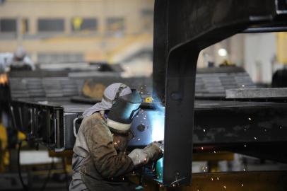  Imprensa Visita Empresas Randon. Jornalistas visitam produção de carretas da Randon.