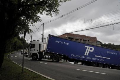  CAXIAS DO SUL, RS, BRASIL, 10/11/2017 - Caminhão perde parte da carga e atrapalha o trânsito na Ludovico Cavinato, que está parcialmente bloqueado (Marcelo Casagrande/Agência RBS)