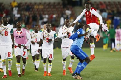 Senegal's players celebrate after winning  the FIFA 2018 World Cup Africa Group D qualifying football match between South Africa and Senegal at The Peter Mokaba Stadium in Polkowane on November 10, 2017.  / AFP PHOTO / PHILL MAGAKOE