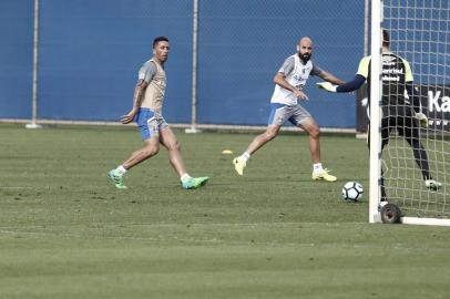  

PORTO ALEGRE, RS, BRASIL, 10/11/2017 - Lucas Barrios participa do treino e fica perto de voltar ao time do Grêmio. O atacante Lucas Barrios foi a principal novidade no treino do Grêmio nesta sexta (10), no CT Luiz Carvalho. Recuperado, o paraguaio voltou aos trabalhos após a lesão muscular na coxa direita que o tirou do jogo de volta contra o Barcelona-EQU, pela semifinal da Libertadores. Com isso, é cada vez mais certo que o atleta terá plenas condições nas finais da Copa Libertadores contra o Lanús. (FOTOGRAFO: CARLOS MACEDO / AGENCIA RBS)