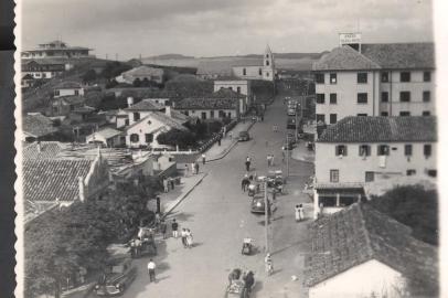 A pacata cidade de Torres em 1950 não lembra nada a praia dos arranha-céus de hoje.
#PÁGINA:62
#EDIÇÃO:2ª
não veio
 Fotógrafo: I. Feltes