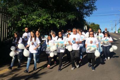 Caminhada na manhã deste domingo, dia 12 de novmebro, pede justiça e lembra a morte da bebê Isabella Theodoro Martins, queimada pelo ex-companheiro da madrinha dela. Amigos e familiares também participaram da missa de sétimo dia da menina na Igreja Santa Catarina.