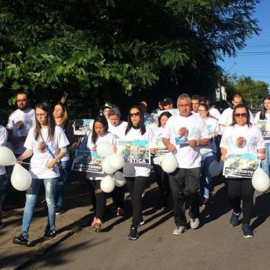 Caminhada na manhã deste domingo, dia 12 de novmebro, pede justiça e lembra a morte da bebê Isabella Theodoro Martins, queimada pelo ex-companheiro da madrinha dela. Amigos e familiares também participaram da missa de sétimo dia da menina na Igreja Santa Catarina.