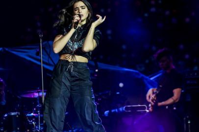  PORTO ALEGRE, RS, BRASIL, 11/11/2017. Dua Lipa na abertura do show do Coldplay, em Porto Alegre.Indexador: Anderson Fetter