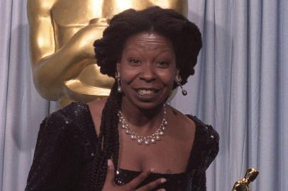 Whoopi Goldberg na festa do Oscar de 1991.FILE--Whoopi Goldberg holds her Oscar for Best Supporting Actress won for her role in Ghost in Los Angeles in this March 26, 1991, file photo.  Goldbergs Oscar statuette was stolen after it was sent out for cleaning, but was recovered Tuesday, Feb. 5, 2002, the academy said. (AP Photo/ Bob Galbraith, File)#PÁGINA: 1Não publicada Fonte: AP Fotógrafo: BOB GALBRAITH