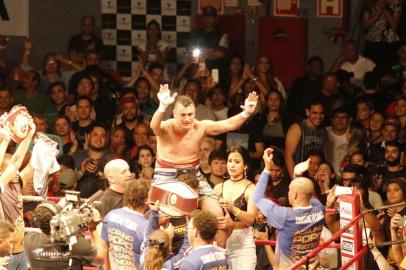 Popó se despede do boxe em Belém

PA - BOXE/ACELINO POPÓ - ESPORTES - Acelino Popó Freitas, 42 anos, derrotou, por pontos, o mexicano Gabriel El Rey   Martinez, durante um combate realizado em Belém (PA), na madrugada deste domingo (12), e   se despediu do esporte. O baiano, considerado um dos maiores boxeadores da história do   país, saiu vitorioso por decisão unânime. Nos oito combates, as pontuações dos três   juízes foram 75x74, 76x73 e 75x74.   12/11/2017 - Foto: CEZAR MAGALHãES/RAW IMAGE/ESTADÃO CONTEÚDO

Editoria: ESPORTES
Local: BELÉM
Indexador: CEZAR MAGALHãES
Fotógrafo: RAW IMAGE