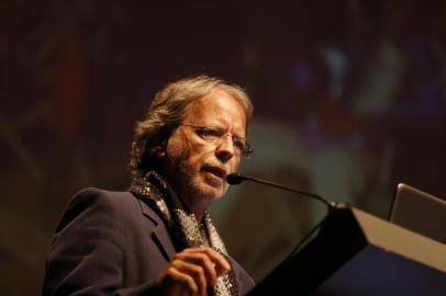  

PORTO ALEGRE, RS, BRASIL, 15-06-2017.A mesa-redonda A neurobiologia da violência, com PEDRO DO PRADO LIMA, ADRIAN RAINE e ANTOINE BECHARA, e a conferência magna A (neuro)ciência ajudando a repensar o ser humano, com o escritor Mia Couto. Foto: Escritor Mia Couto durante Conferência Magna: A (neuro)ciência ajudando a repensar o ser humano. (ANDRÉ ÁVILA/AGÊNCIA RBS)