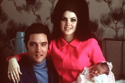 página central
  ELVIS, PRISCILLA, LISA MARIE
E**FOR USE AS DESIRED IN CONNECTION WITH THE 30TH ANNIVERSARY OF ELVIS DEATH--FILE**Elvis Presley poses with wife Priscilla and daughter Lisa Marie, in a room at Baptist hospital in Memphis, Tenn., on Feb. 5, 1968.  (AP Photo)
 Fonte: AP
 Fotógrafo: AP