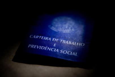  

A partir de sábado (11/11/2017) uma nova Consolidação das Leis do Trabalho (CLT) passa a orientar as relações entre empregados e empregadores no Brasil. É a entrada em vigor da lei 13.467, 120 dias após aprovação. São mais de cem alterações na legislação. Entre as principais novidades, está o profissional autônomo que pode ser exclusivo de um empregador e, ainda assim, não ter a condição de empregado, o contrato intermitente (só por alguns períodos) e a terceirização, confirmada para a atividade principal de uma empresa. (FOTO: TIAGO GHIZONI/DIÁRIO CATARINENSE - FLORIANÓPOLIS, SANTA CATARINA, BRASIL - 12/11/2017)