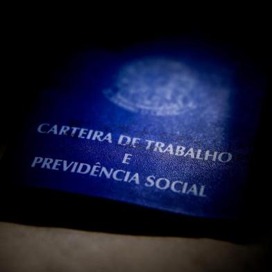  

A partir de sábado (11/11/2017) uma nova Consolidação das Leis do Trabalho (CLT) passa a orientar as relações entre empregados e empregadores no Brasil. É a entrada em vigor da lei 13.467, 120 dias após aprovação. São mais de cem alterações na legislação. Entre as principais novidades, está o profissional autônomo que pode ser exclusivo de um empregador e, ainda assim, não ter a condição de empregado, o contrato intermitente (só por alguns períodos) e a terceirização, confirmada para a atividade principal de uma empresa. (FOTO: TIAGO GHIZONI/DIÁRIO CATARINENSE - FLORIANÓPOLIS, SANTA CATARINA, BRASIL - 12/11/2017)