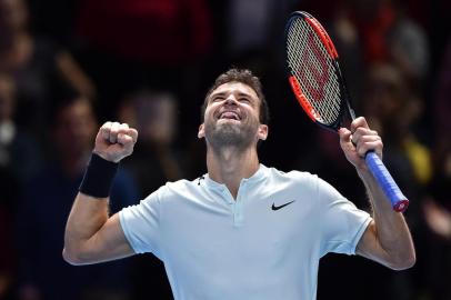 Bulgarias Grigor Dimitrov celebrates his three set victory over Austrias Dominic Thiem during day two of the ATP World Tour Finals tennis tournament at the O2 Arena in London on November 13, 2017. / AFP PHOTO / Glyn KIRK