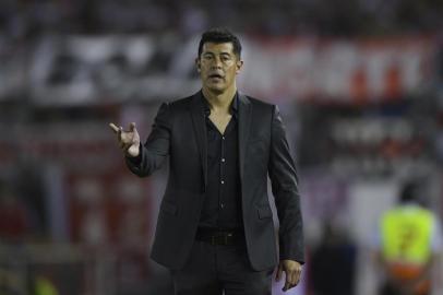 Argentinas Lanus coach Jorge Almiron gestures during the 2017 Copa Libertadores semifinal first leg football match against River Plate at the Monumental stadium in Buenos Aires on October 24, 2017. / AFP PHOTO / JUAN MABROMATA