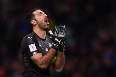 Italys goalkeeper Gianluigi Buffon reacts during the FIFA World Cup 2018 qualification football match between Italy and Sweden, on November 13, 2017 at the San Siro stadium in Milan. / AFP PHOTO / Marco BERTORELLO