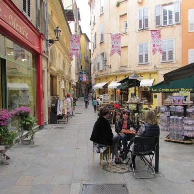 Rua da cidade medieval de Grasse, na França.