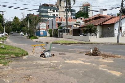 Dois buracos no cruzamento da Avenida José Gertum com a Rua Estácio de Sá, no bairro Chácara das Pedras, em Porto Alegre, estão prejudicando os motoristas que transitam pelo local. Segundo moradores, o problema já foi consertado outras vezes, mas acaba sempre retornando.