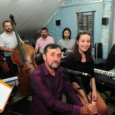  CAXIAS DO SUL, RS, BRASIL, 13/11/2017. Tributo à Andrea Bocelli com o tenor Dirceu Pastori e a soprano Caroline Gobbato. Na foto da E p/ D: Nino Henz, Fernando Zorzi, Dirceu Pastori (na frente), Mauro Caldart, Caroline Gobbato e Paulo Johann.(Porthus Junior/Agência RBS)