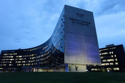  Luzes Azul no Edificio-Sede do TST em Aluzão ao dia Mundial de Conscientização do Autismo data instituida pela ONU (foto Aldo Dias)