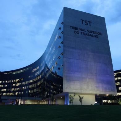  Luzes Azul no Edificio-Sede do TST em Aluzão ao dia Mundial de Conscientização do Autismo data instituida pela ONU (foto Aldo Dias)