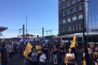 Cpers faz protesto na Federasul, em Porto Alegre