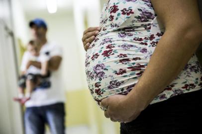 NOVA HARTZ, RS, BRASIL, 30-10-2015: A grávida Luciana Santos durante atendimento em posto de saúde. Mulheres gravidas que residem em municipios sem estrutura para realizar partos, como Nova Hartz, precisam recorrem a hospitais de cidades proximas, como Sapiranga, para ter os filhos. Mais da metade dos municipios gauchos ja nao registra mais nascimentos, conforme estimativas. (Foto: Mateus Bruxel / Agencia RBS)