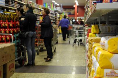  CAXIAS DO SUL, RS, BRASIL, 12/10/2017 - Após acordo os mercados de Caxias abrem normalmente no feriado de 12 de outubro. (Marcelo Casagrande/Agência RBS)