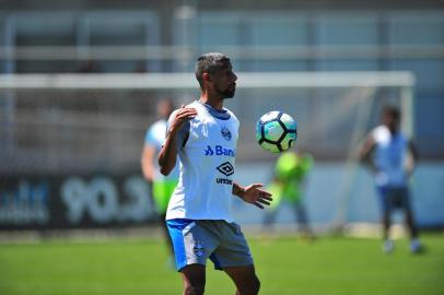 PORTO ALEGRE, RS, BRASIL, 14-11-2017. Treino do Grêmio no CT Luiz Carvalho. Na foto: Léo Moura (FÉLIX ZUCCO/AGÊNCIA RBS)