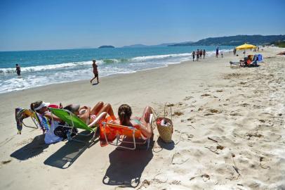  

Sabado de sol e calor na Praia de Jureré Internacional
Indexador: FLAVIO NEVES                    