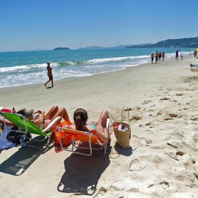  

Sabado de sol e calor na Praia de Jureré Internacional
Indexador: FLAVIO NEVES                    