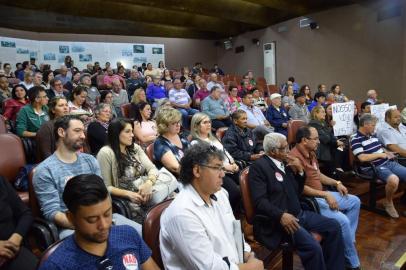 Plenário da Câmara de Vereadores com manifestação contra terceirização da saúde e a favor do restabelecimento do passe livre das Amobs